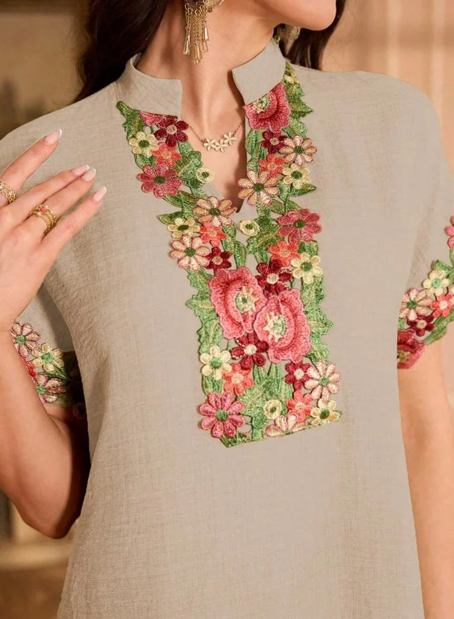 تايك تو جلابية بياقة مفتوحة وتفاصيل رقعة زهور